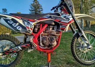 Enduro motorka.