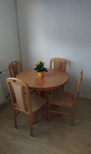Jídelni stůl a židle
