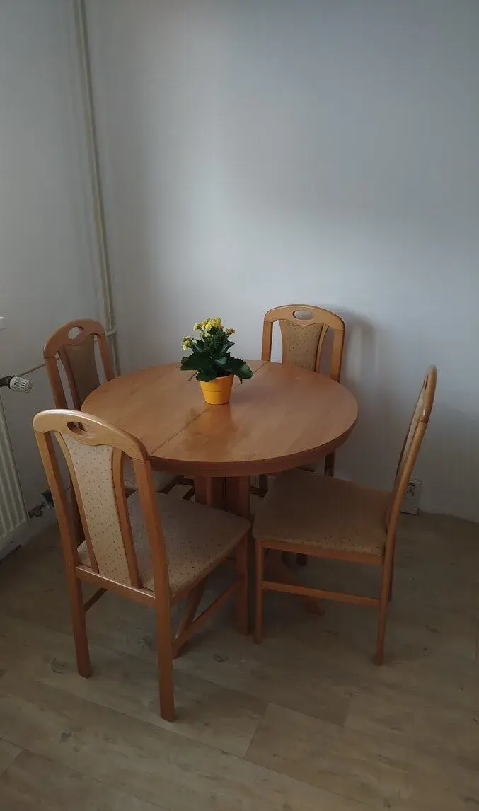 Jídelni stůl a židle