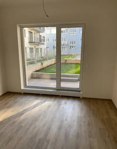 Pronájem bytu 1+kk 28m2 novostavba,předzahrátka,garáž,sklep