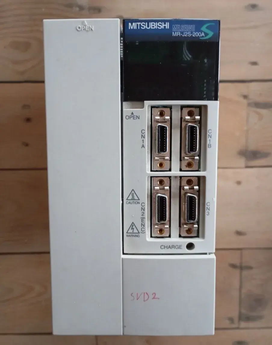 Výkonný servo zesilovač Mitsubishi MR-J2S-200A