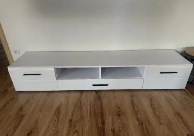 Skříň pod TV