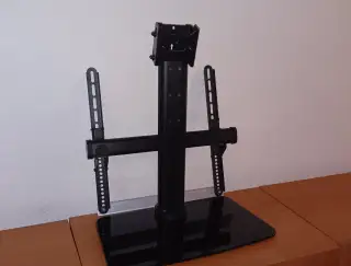 Univerzální stolní TV stojan
