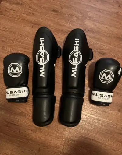 Boxerské rukavice a chrániče MUSASHI