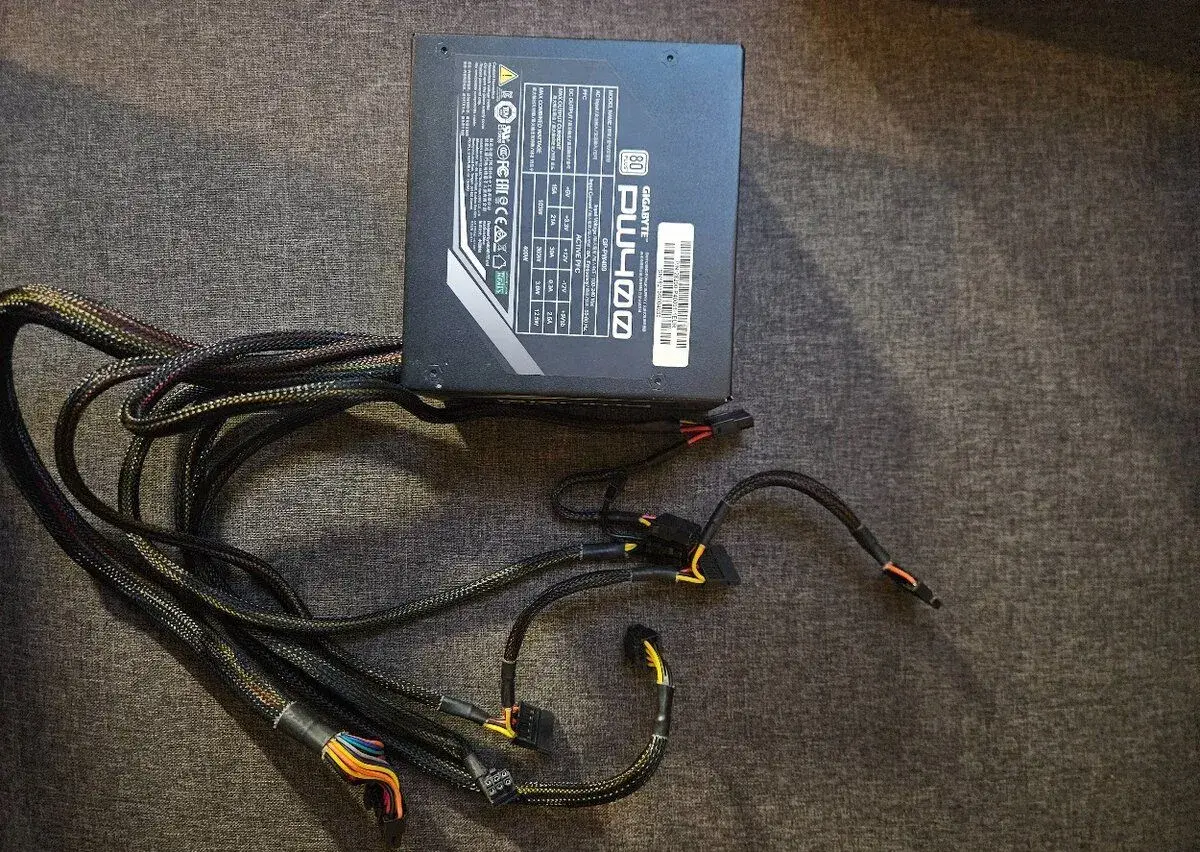 GIGABYTE PW400 400W (80 PLUS)