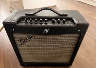 Fender Mustang II – kytarové kombo 40 W – výborný stav