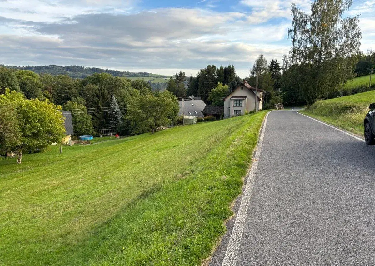 Slunný pozemek [1629 m²] ve Zlaté Olešnici