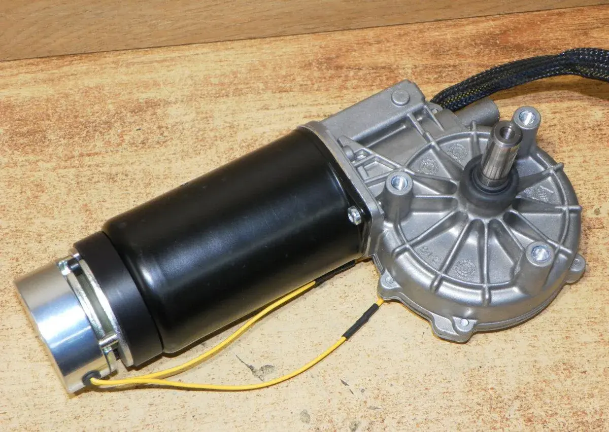 Trakční elektromotor s převodovkou SWF / NIDEC 404.386 24VDC