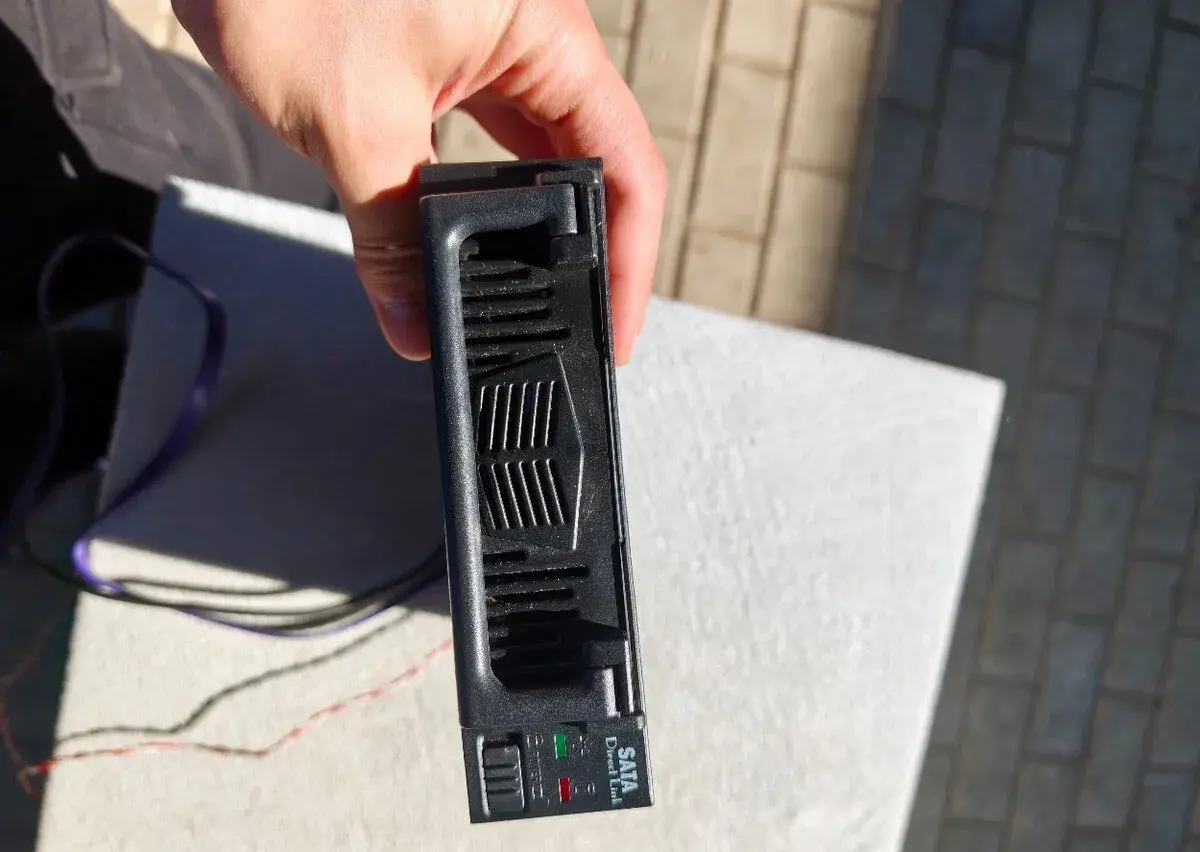 Mobilní šuplík / rám SATA pro 3,5" HDD do 5,25" pozice