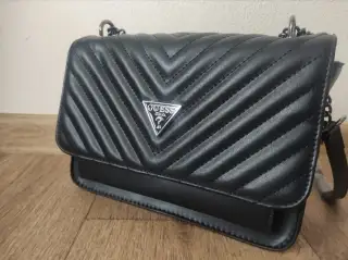 Dámská černá kabelka Guess, rozměry 24 x 17 cm