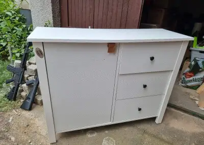 Bílá skříňka se šuplíky