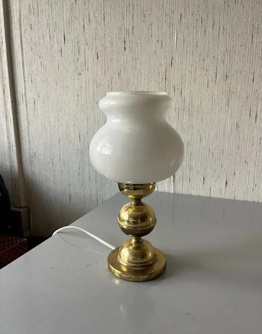 Retro stolní lampa, mléčné sklo a mosaz