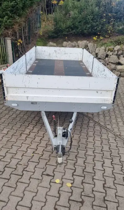 Nákladní přívěs