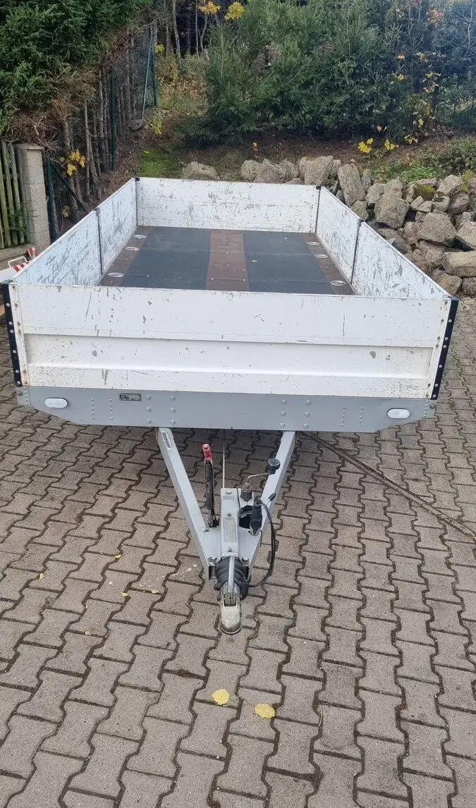 Nákladní přívěs
