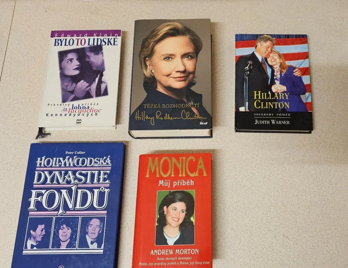 K prodeji zajímavou kolekci biografií a knih faktu