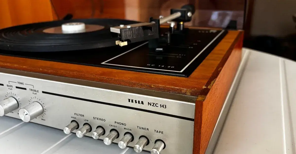 Retro gramofon TESLA NZC 143