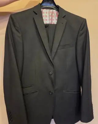 téměř nový oblek pro puberťáka