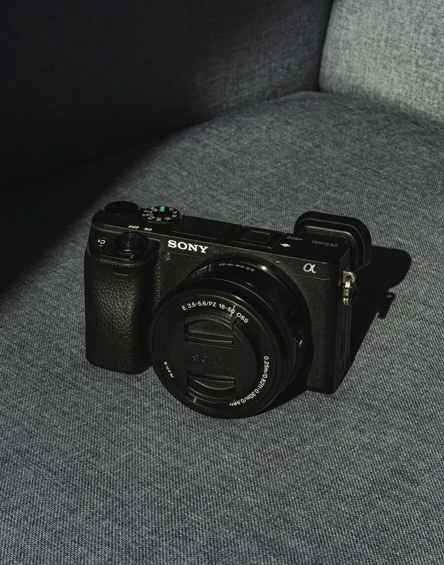 Sony A6400 + 16-50mm + Sigma 30mm 1.4