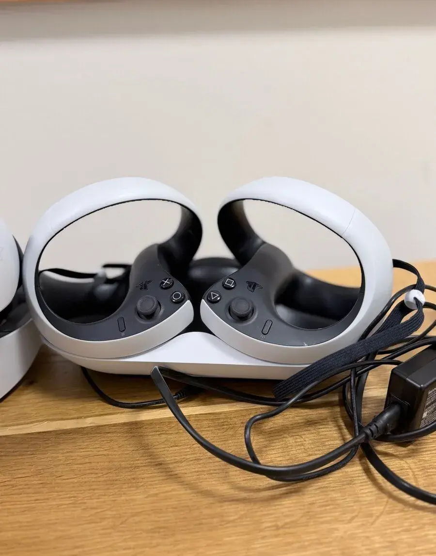 PlayStation VR2 + 2× Sense ovladač + nabíjecí stanice
