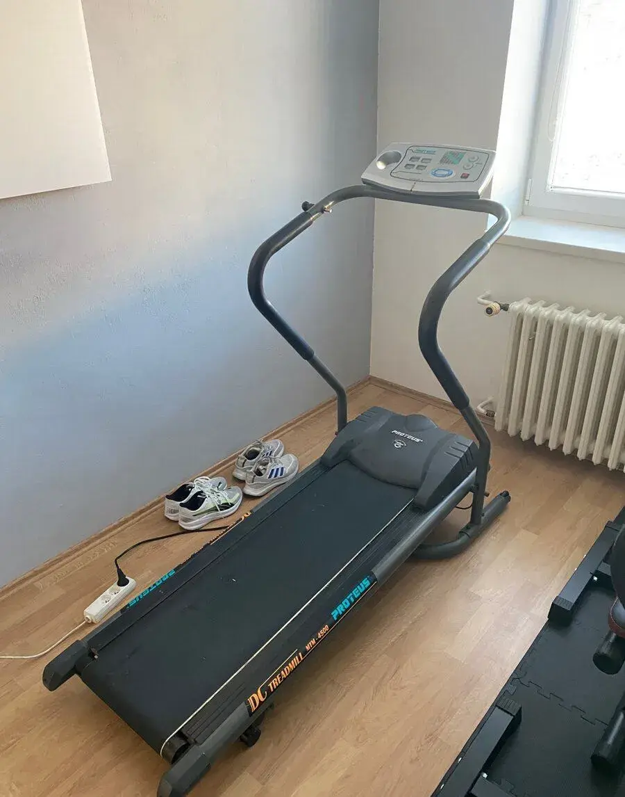Motorový běžecký pás