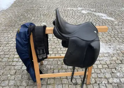 Jezdecké sedlo zn. Kentaur Young Dressage 16"