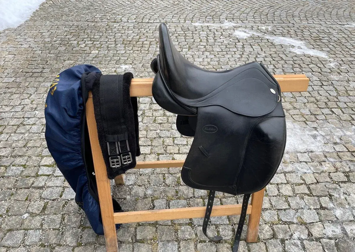 Jezdecké sedlo zn. Kentaur Young Dressage 16"