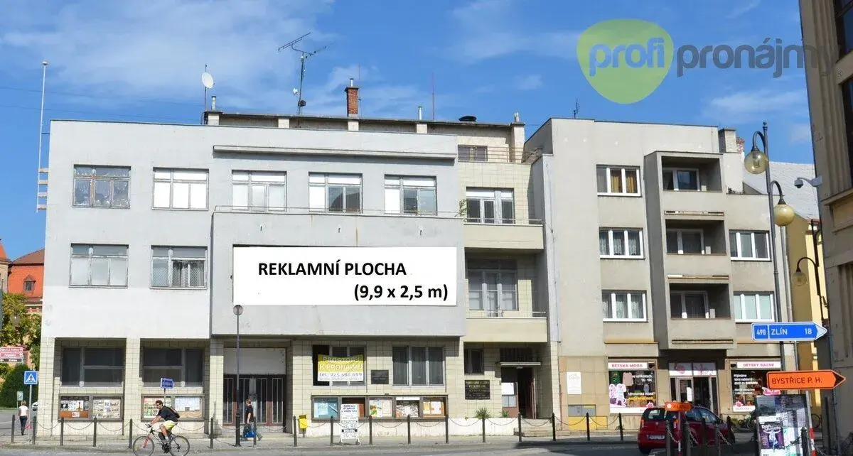 Pronájem reklamní plochy 9,9 × 2,5 m – centrum Holešova