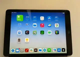 Apple iPad 9. generace 64 GB Wi-Fi + originální klávesnice