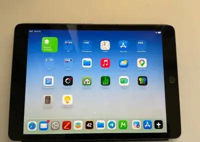 Apple iPad 9. generace 64 GB Wi-Fi + originální klávesnice