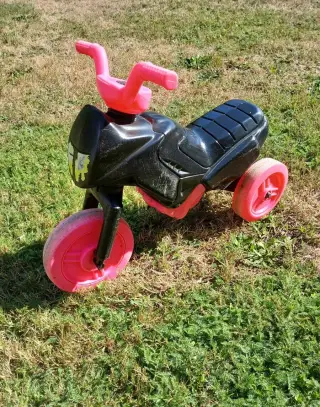 dětské plastové odrážedlo