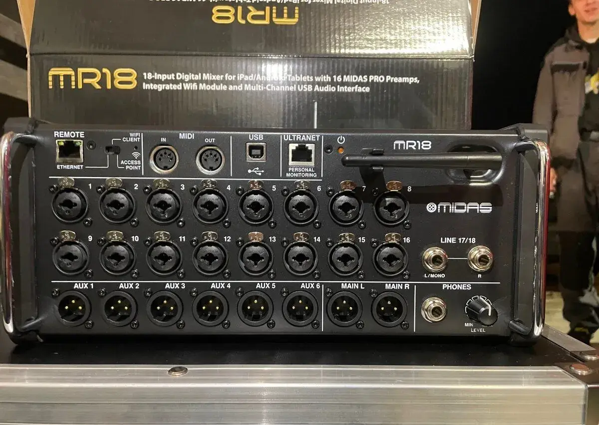 Digitální mixážní pult Behringer MR18