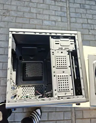 Starší počítačová skříň PC case ATX (Evolveo)