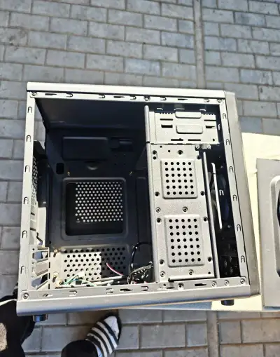 Starší počítačová skříň PC case ATX (Evolveo)