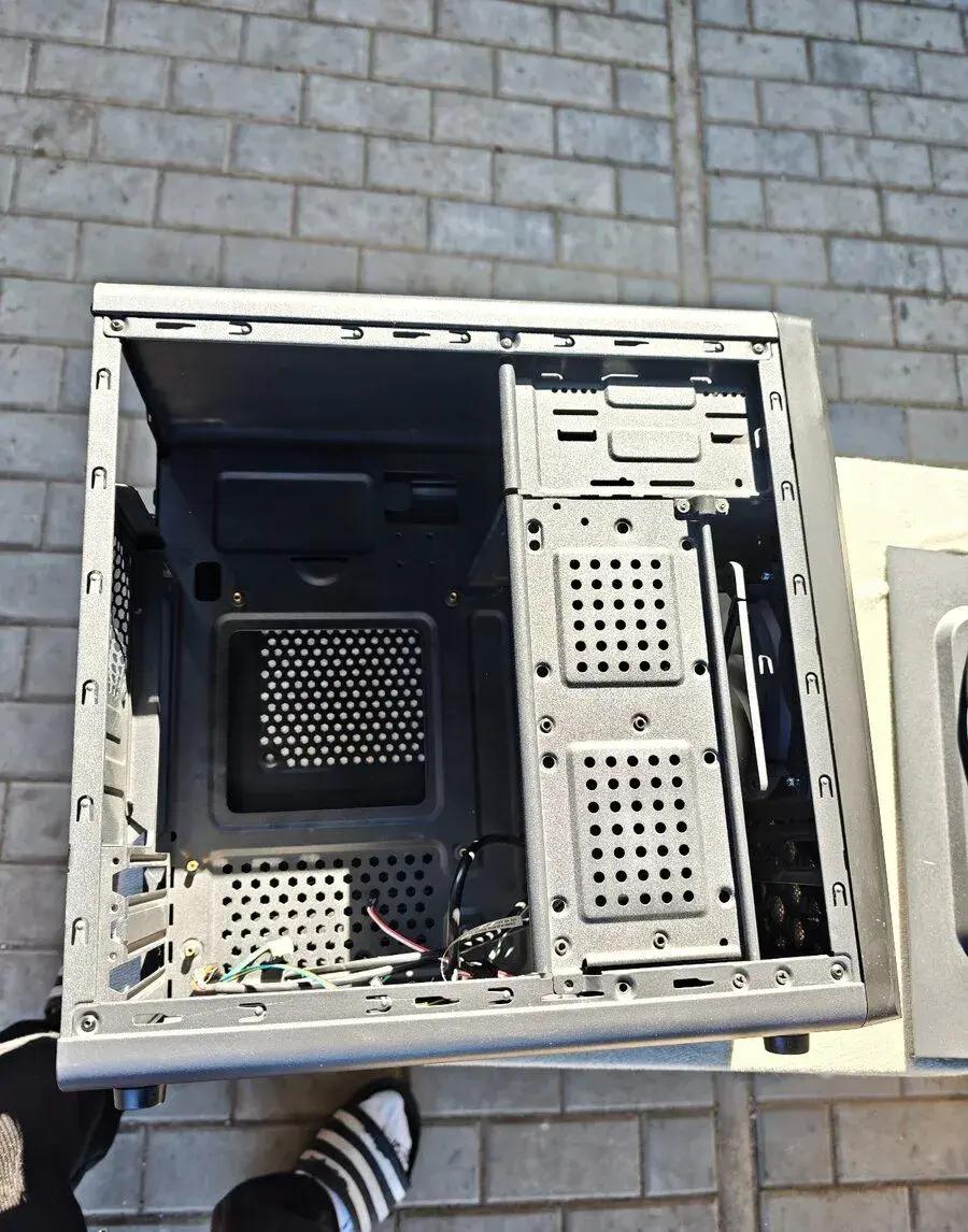 Starší počítačová skříň PC case ATX (Evolveo)