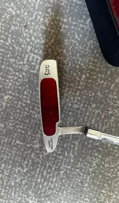 Golfový putter Wilson Deep Red Fluid Feel 2 + kryt hlavy