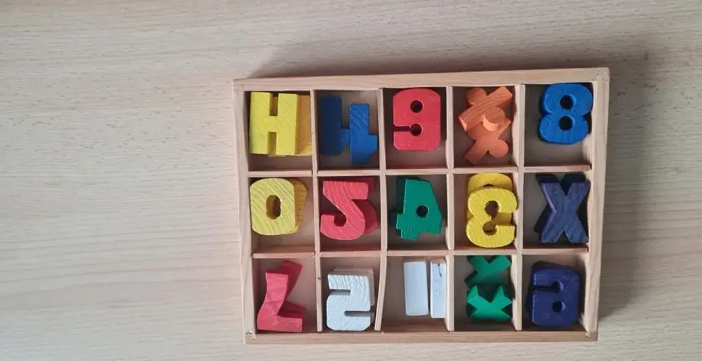 dřevěná čísla, puzzle - povolání, počítadlo.