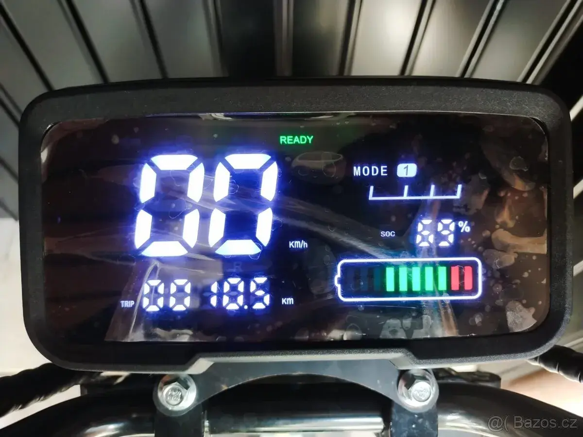 Elektrickou tříkolku pro dva, výkon 2,0 kW – rychlost