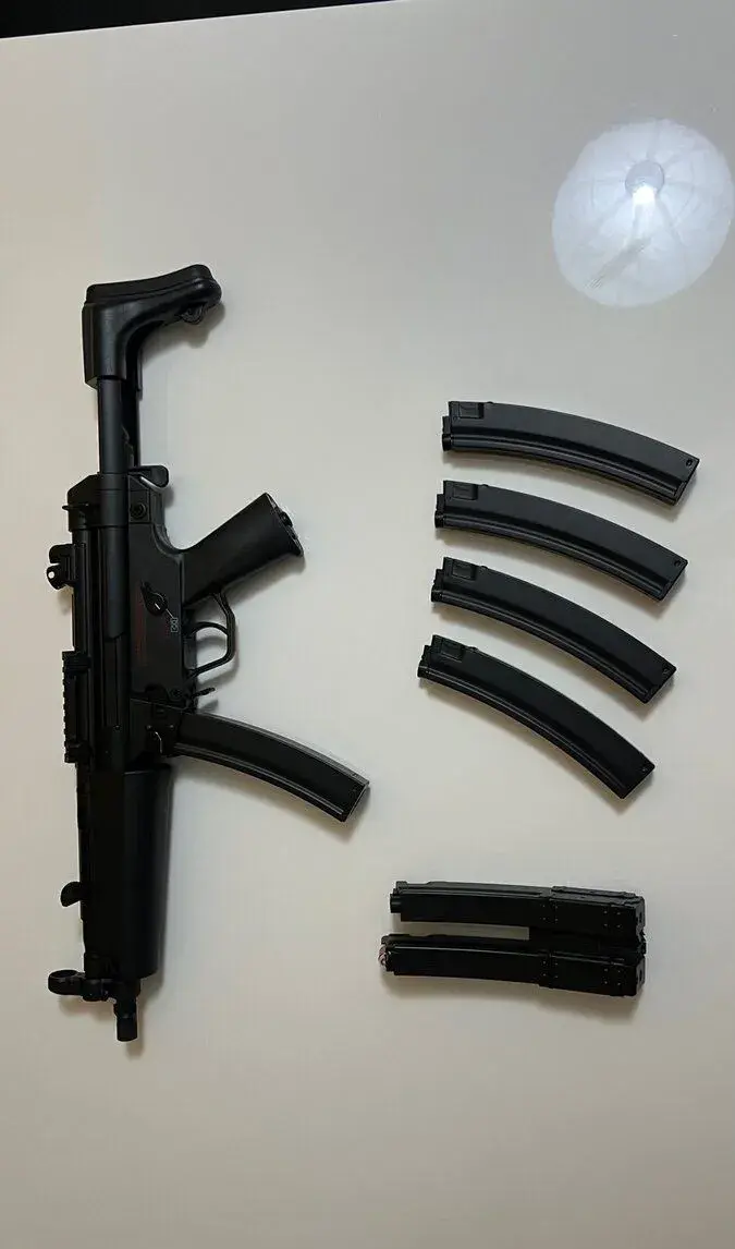 Airsoftová MP5 s 6 zásobníky