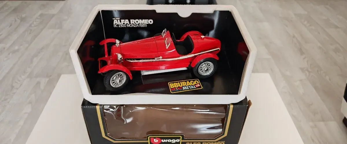 BBURAGO 1:18 Alfa Romeo 8C Monza Top