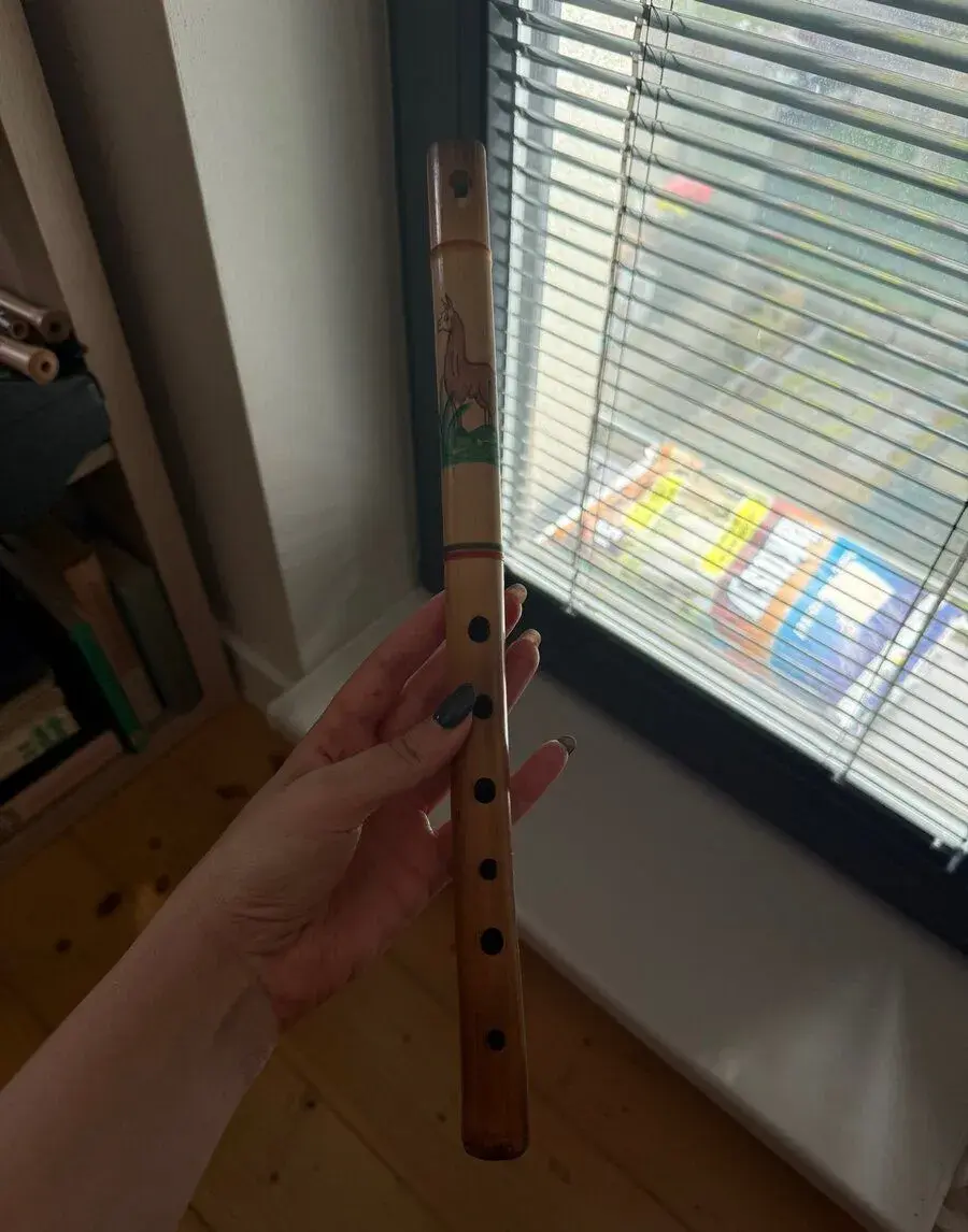 Dřevěná malovaná flétna