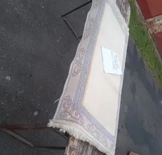 Koberec obdélníkového tvaru rozměr 145x75cm