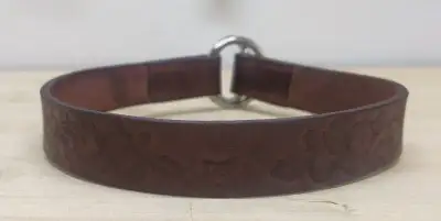 Stahovací kožený obojek s mysliveckým motivem