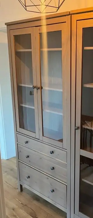Ikea Hemnes prosklená knihovna s šuplíky masiv