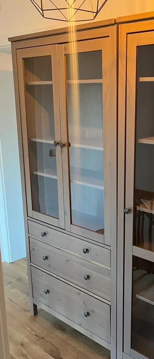 Ikea Hemnes prosklená knihovna s šuplíky masiv