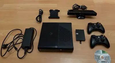 Xbox 360 E 500 GB + Kinect + 2x Originální ovladač + Hra