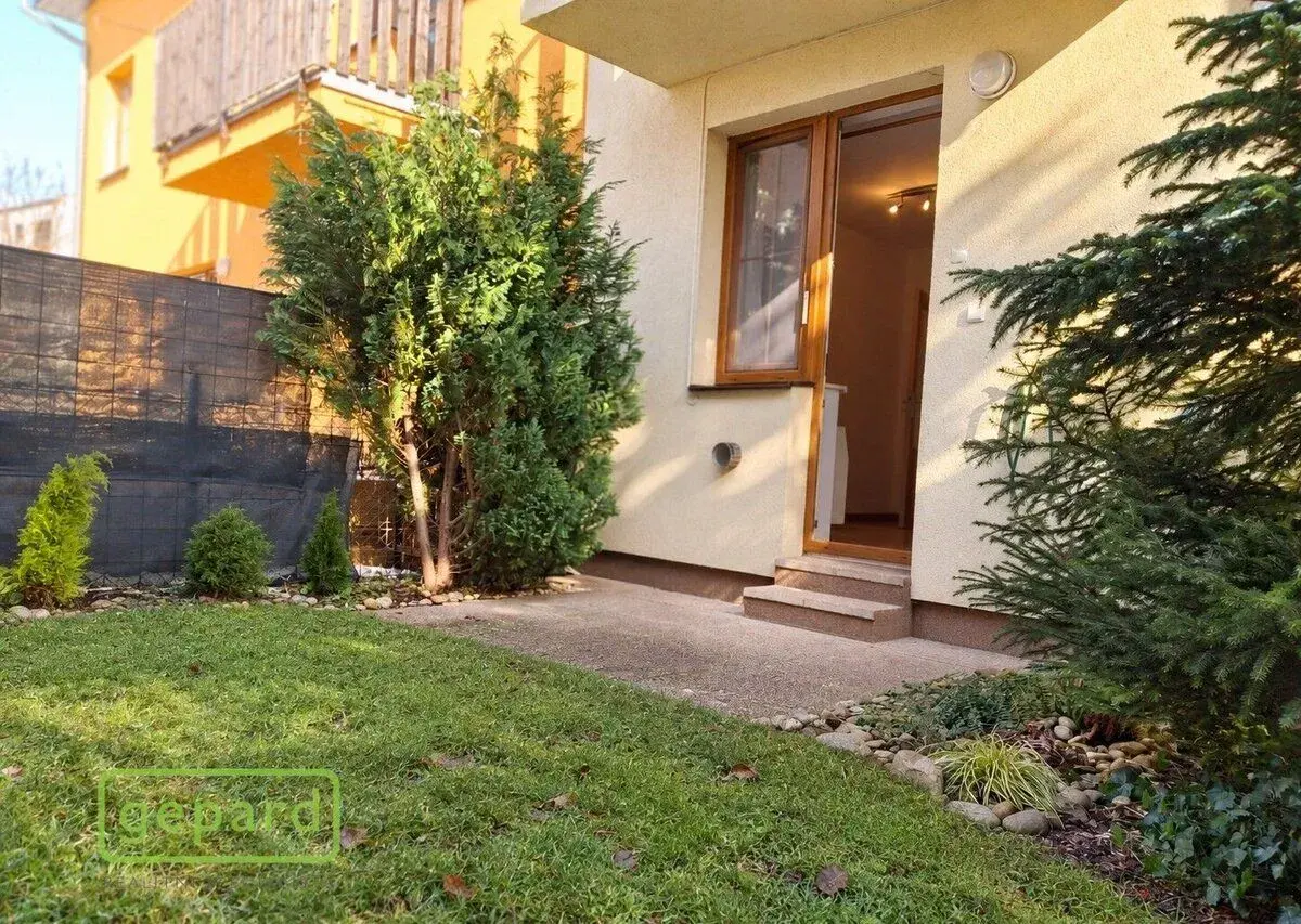 Byt k pronájmu 1+kk 20,3m2 se zahrádkou 25m2 a parkovacím st