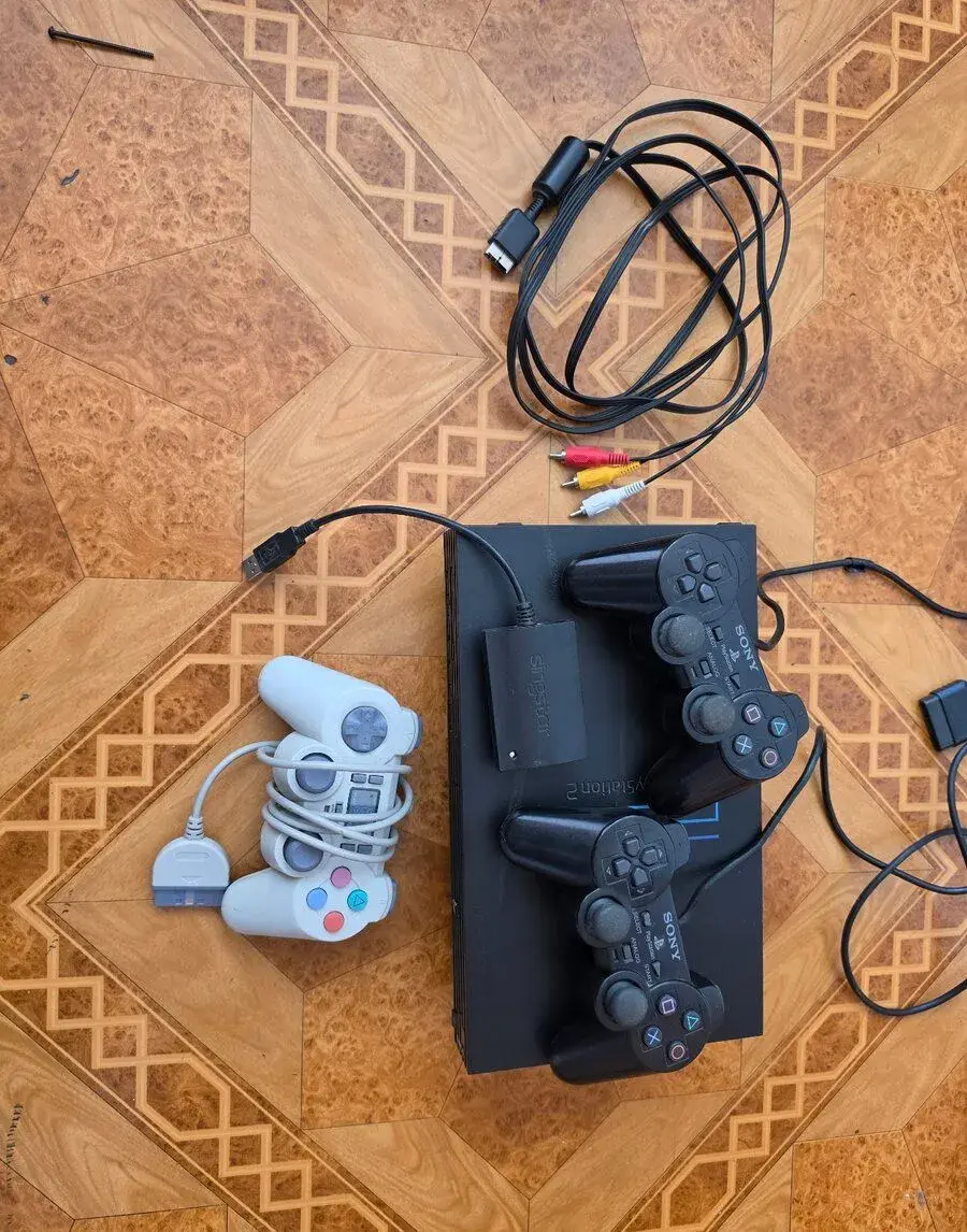 Sony PlayStation 2 FAT SCPH-39004 + 3 ovladače – nefunkční