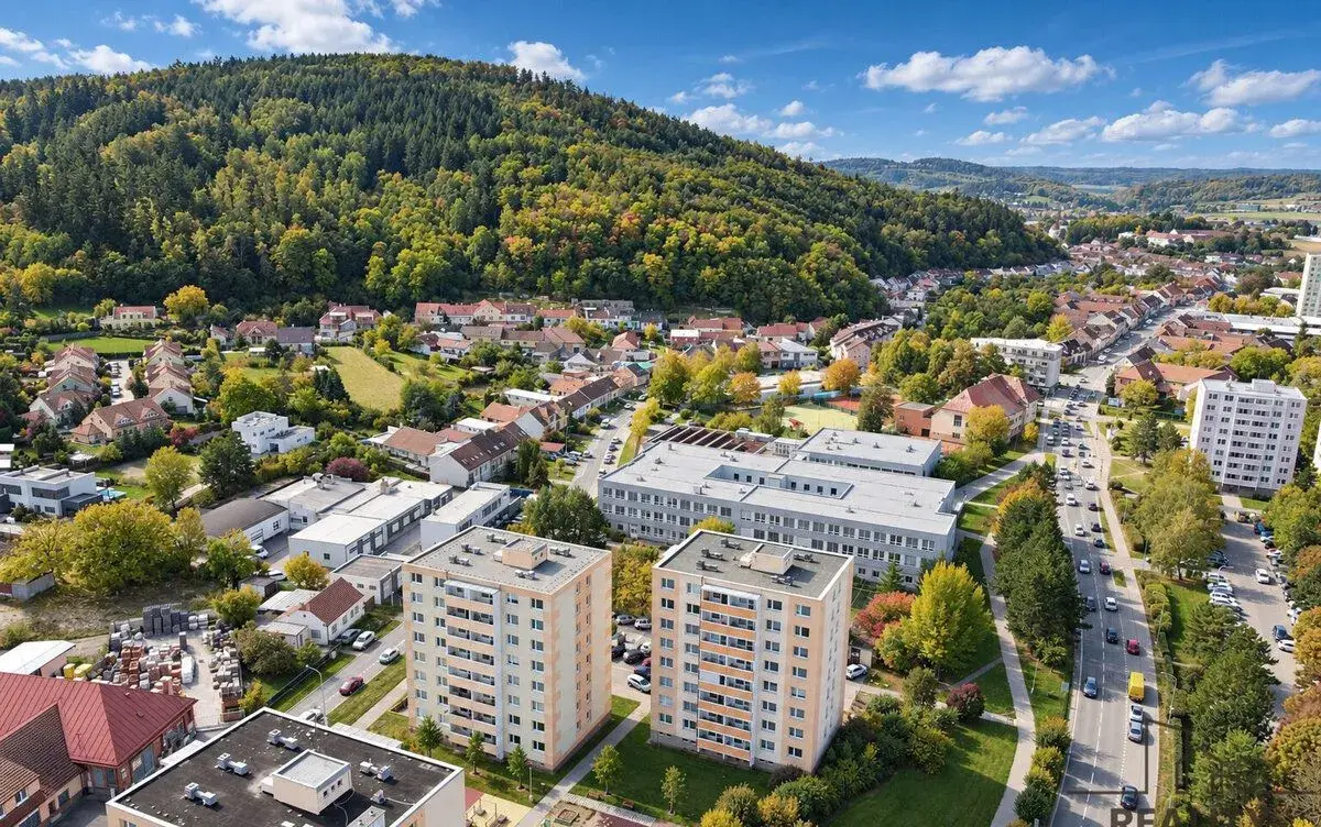 Byt 3+1 se zasklenou lodžií a výhledem na západ slunce, Kuři