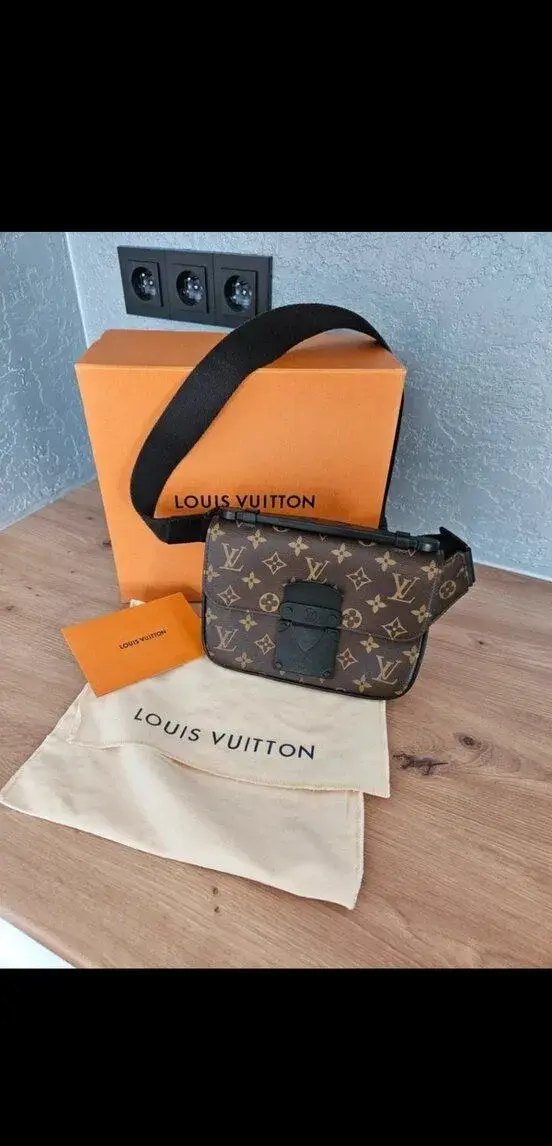 Nový Louis Vuitton S lock Slingbag
