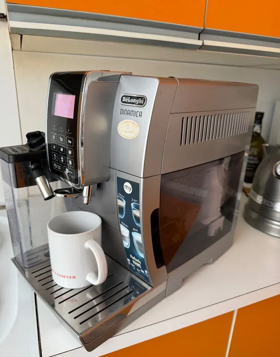 Plnoautomatický kávovar De'Longhi Dinamica – skvělý stav